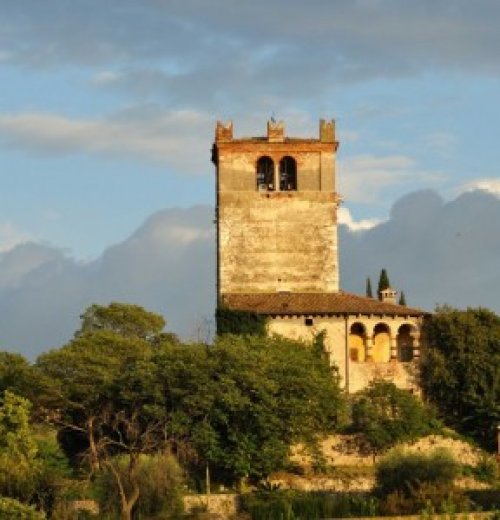 lantica Torre Viscontea nel Capoluogo, da tempi remoti, svolge la funzione di campanile aservizio della vicina Chiesa Parrocchiale, e che originariamente nella cella campanaria eranoinstallati n 6 bronzi di diverse dimensioni e tonalit;