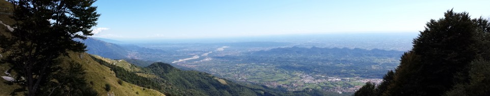 Vista da Castel Cesil sulla Valcavasia ed i Colli asolani, sulla sinistra il fiume Piave ed il Montello
